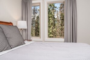 2 bedrooms, iron/ironing board, travel crib, free WiFi