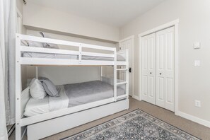 2 slaapkamers, een strijkplank/strijkijzer, reisbedje, gratis wifi