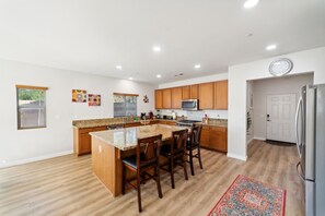 Refrigerador, microondas, horno y lavavajillas 