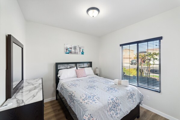 4 habitaciones, tabla de planchar con plancha, wifi y ropa de cama 