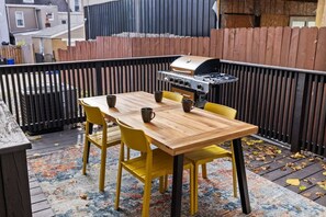 Outdoor dining - Rooftop Views & Free Parking | Downtown Haven (Pittsburgh)