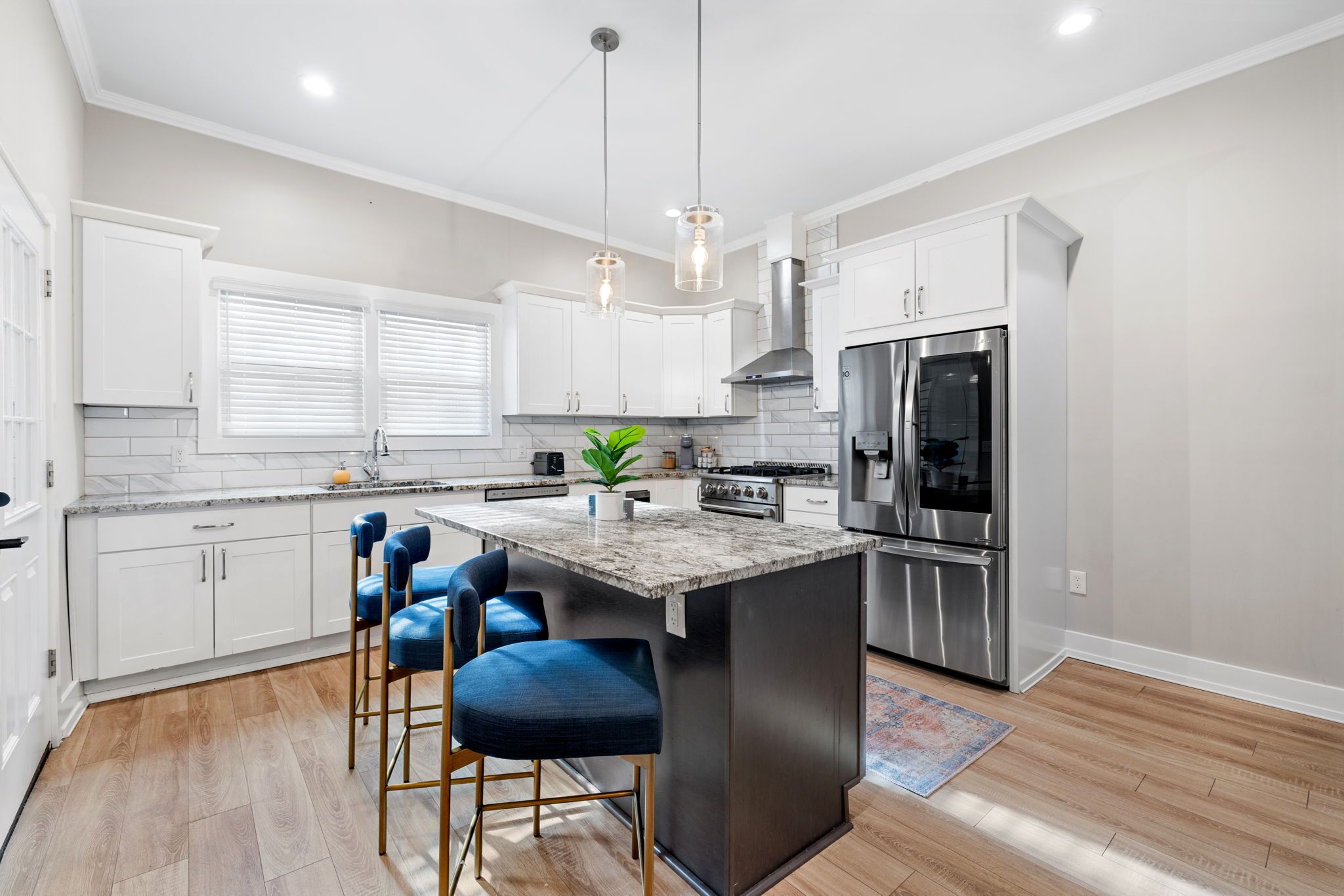 冷蔵庫、電子レンジ、オーブン、コンロ