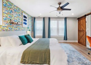 3 bedrooms, iron/ironing board, travel cot, free WiFi - Rooftop Views & Free Parking | Downtown Haven (Pittsburgh)