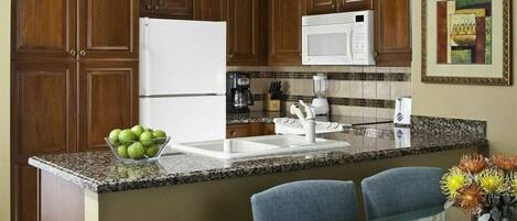 Kjøleskap, mikrobølgeovn, ovn og kokeplater