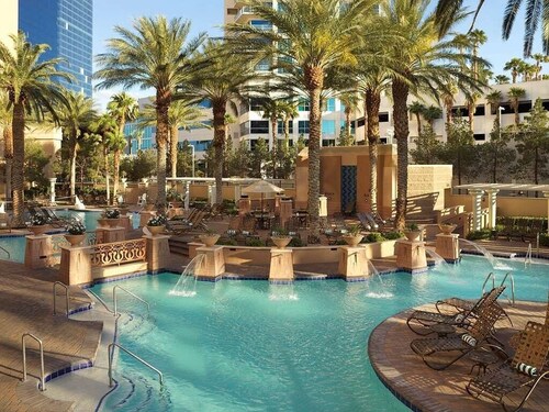 Luxury Top Floor VIEW One Min Walk to Las Vegas Strip New Year Eve 2BD Suite 