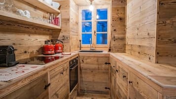 Frigorifero, forno, piano cottura, lavastoviglie