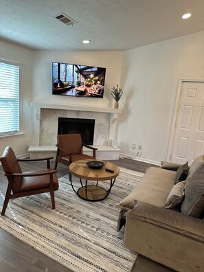 Smart TV, fireplace - Open space -fully fenced home (Decatur)