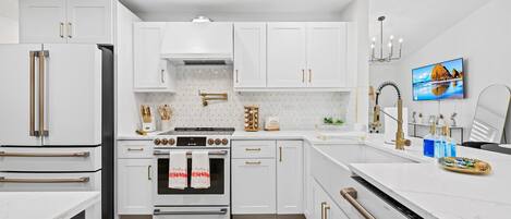 Refrigerador, microondas, horno, placa de cocina