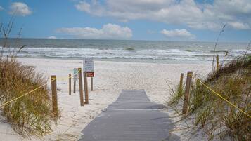 Sur la plage, chaise longue, serviettes de plage