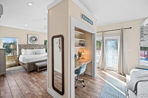 4 室のベッドルーム、デスク、アイロン / アイロン台、旅行用ベビーベッド