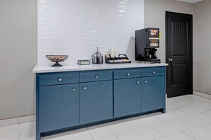 Breakfast area - Super 8 BY Wyndham Lubbock Airport (Lubbock)