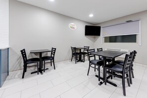 Breakfast area - Super 8 BY Wyndham Lubbock Airport (Lubbock)