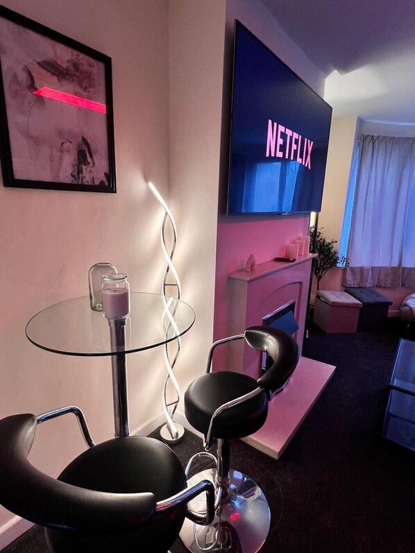 Departamento, balcón | Área de sala de estar | Televisión de pantalla plana 