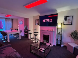 Departamento, balcón | Área de sala de estar | Televisión de pantalla plana 