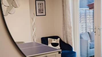 Căn hộ, ban công | Khu phòng khách | TV màn hình phẳng