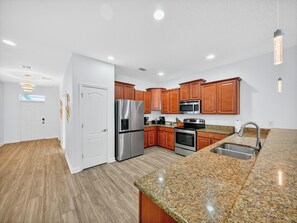 Mikrobølgeovn, ovn, kokeplater og oppvaskmaskin