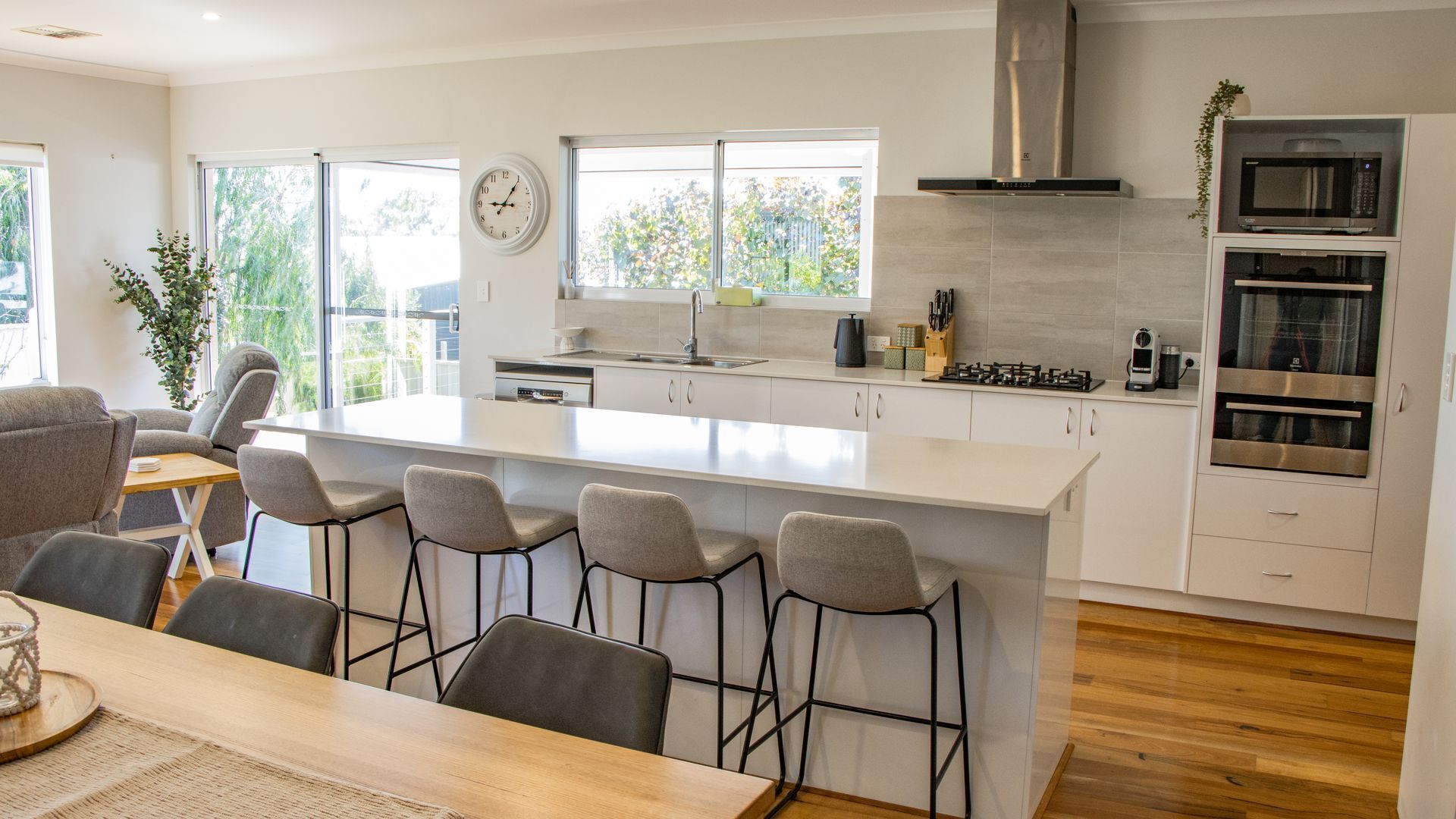 Micro-ondas, fogão, lava-louças, mesas de jantar