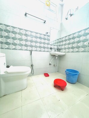 Een douche, een haardroger, zeep, toiletpapier