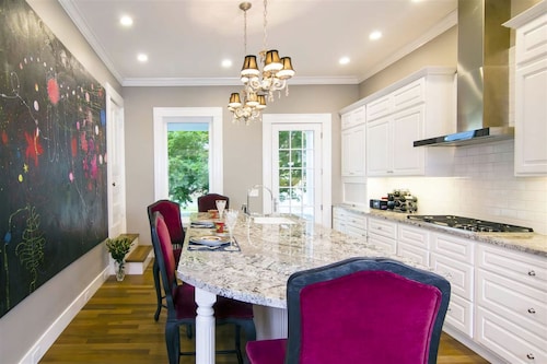 Gorgeous and luxurious 6-bedroom Victorian mansion with AC and WiFi near Stowe