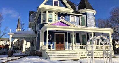 Gorgeous and luxurious 6-bedroom Victorian  mansion with AC and WiFi near Stowe