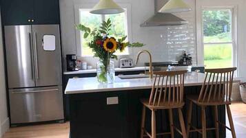 Een koelkast, een koffiezetapparaat/waterkoker, een kinderstoel