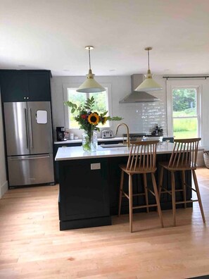 Geladeira, cafeteira/chaleira, cadeirão de bebê