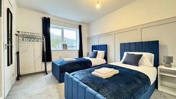 2 bedrooms, iron/ironing board, internet, bed sheets