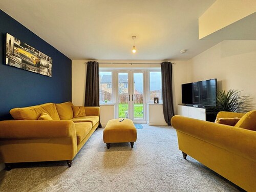 Stylish 2 Bedroom Home Near Lake | Free Parking