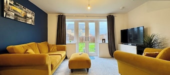 Stylish 2 Bedroom Home Near Lake | Free Parking