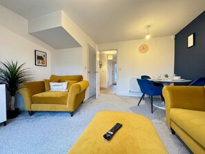 TV - Stylish 2 Bedroom Home Near Lake | Free Parking (South Yorkshire)