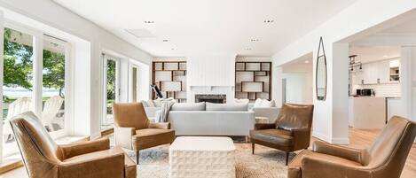 Tv, bøger, kontorer