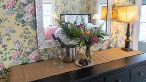 ستائر تعتيم ومكواة/لوح كي وواي فاي مجانًا وملاءات أسرّة
