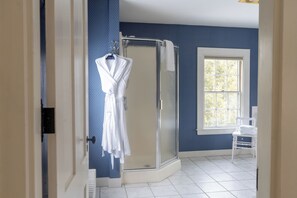 Chambre, 1 grand lit, vue montagne | Salle de bain | Sèche-cheveux, serviettes fournies, savon, shampoing