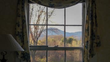2 bedrooms, blackout curtains, iron/ironing board, free WiFi
