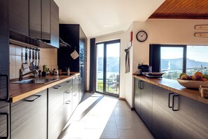 Fridge, microwave, oven, stovetop - Blue Lake House - Stunning Views, Pool, Sauna and Gym (Castanheira)
