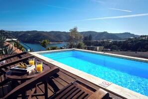 Outdoor pool - Blue Lake House - Stunning Views, Pool, Sauna and Gym (Castanheira)