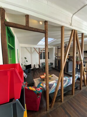 Living area - Patiperra Hostel (Valparaiso)