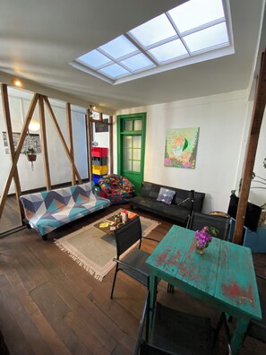 Living area - Patiperra Hostel (Valparaiso)