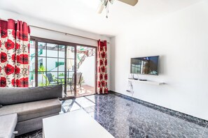 TV - 2 bedroom, 2 bathroom Apartment (Tías)