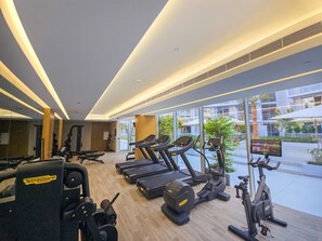 Ein Fitnessstudio mit Laufbändern, Ergometer und Krafttrainingsgeräten.