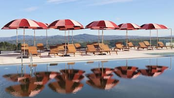 Innenpool, Außenpool (je nach Saison geöffnet)