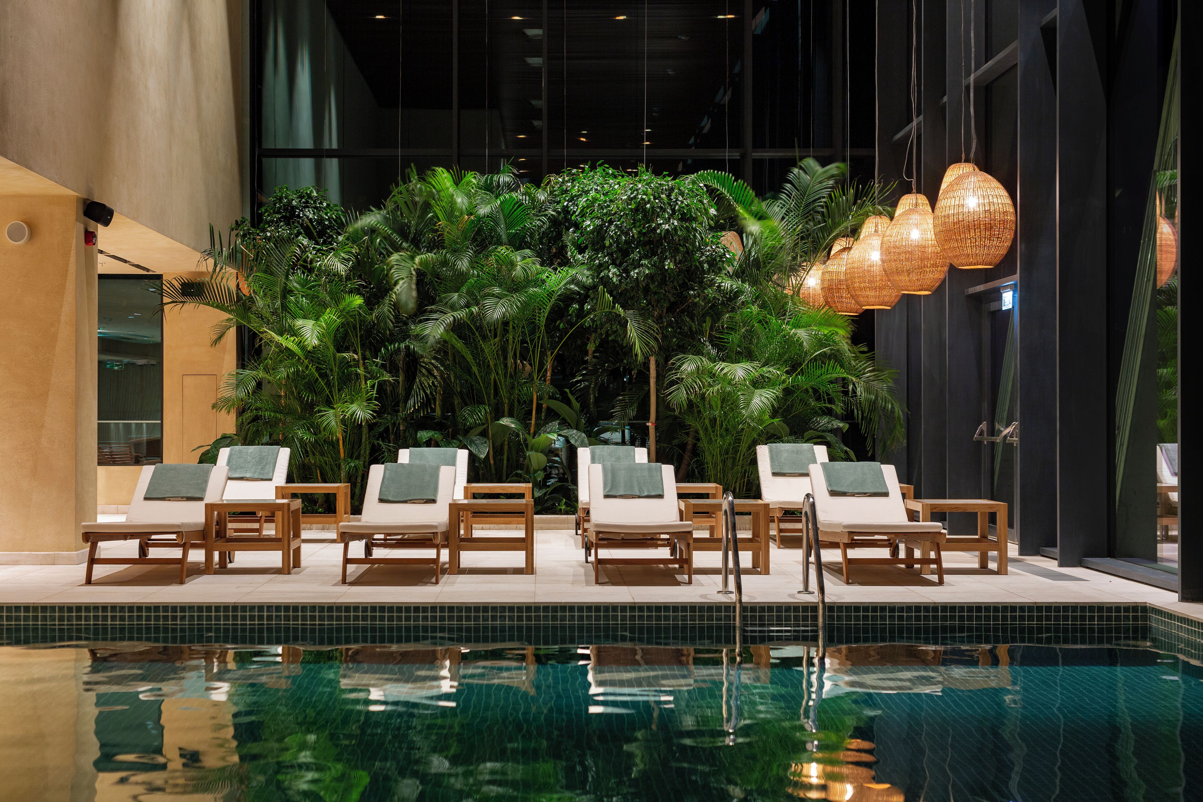 สระว่ายน้ำในร่ม, สระว่ายน้ำกลางแจ้งเปิดตามฤดูกาล