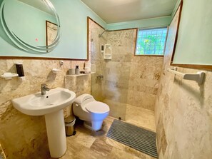 Haartrockner, Handtücher, Seife, Toilettenpapier