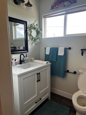 Haartrockner, Handtücher, Seife, Toilettenpapier