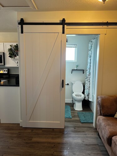 Charming 1-Bedroom Apartment on 3 Acres in Rural Woodburn, Near I-5 & Shopping