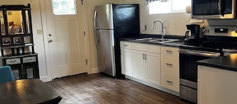 Charming 1-Bedroom Apartment on 3 Acres in Rural Woodburn, Near I-5 & Shopping