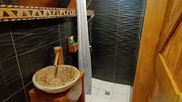 Suihku, pyyhkeet, saippua, vessapaperi