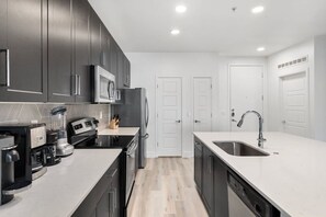 Refrigerador, horno, placa de cocina, lavavajillas