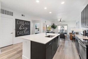 Jääkaappi, uuni, liesi, astianpesukone