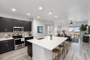 Jääkaappi, mikroaaltouuni, uuni, liesi